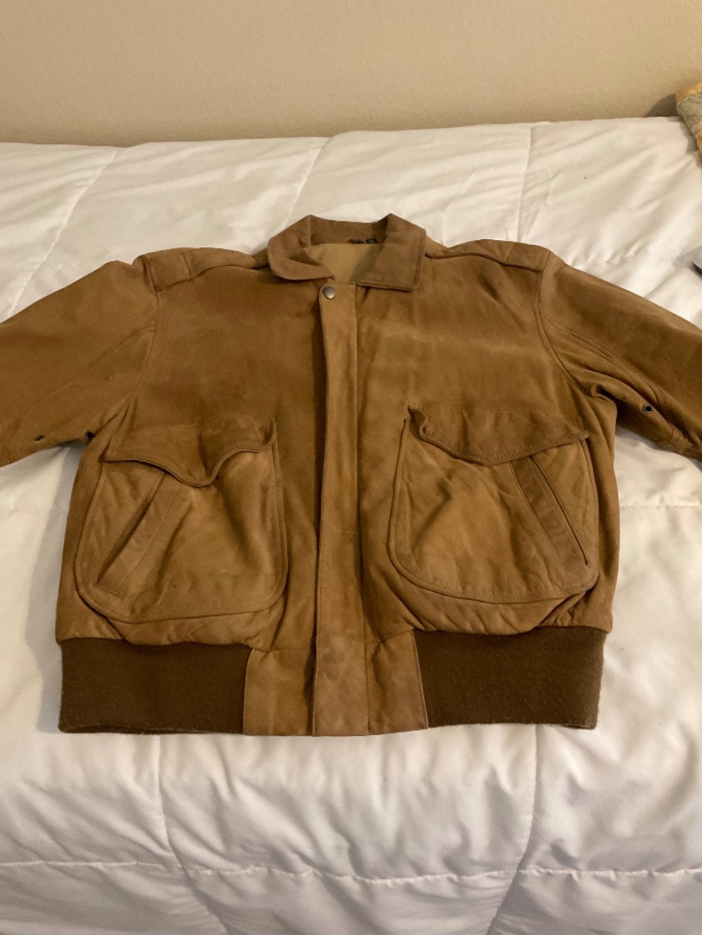 Vintage Hunt Club men’s leather jacket, size 40, dark caramel.